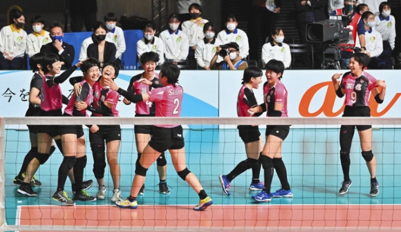 誠信－共栄学園　共栄学園に逆転勝ちし準々決勝進出を決め喜ぶ誠信の選手＝東京体育館で