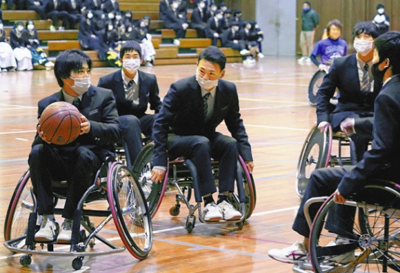 ボールをパスしようとする生徒＝長久手市の栄徳高で