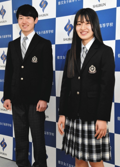 尾州生地で製作された新制服＝一宮市日光町の修文女子高で