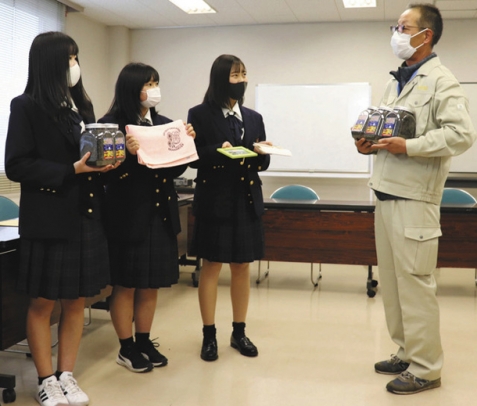 川合さん(右)に安城学園の取り組みを話す生徒たち=安城市のデンパーク管理事務所で