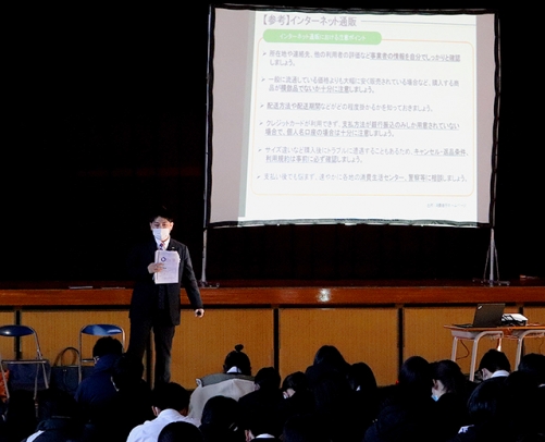詐欺の手口などを解説する坂本さん=豊田市保見町で