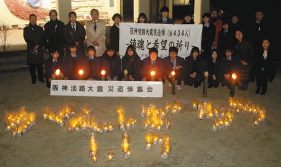 追悼集会に参加した生徒ら＝豊橋市南牛川で