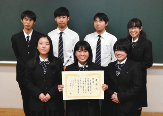 優勝を喜ぶ(後列左から時計回りに)小栗さん、オさん、坂崎さん、井川原さん、奥村さん、山本さん、瀬口さん=多治見市の多治見西高で