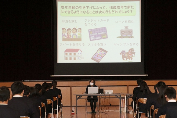 消費者トラブルなどについての説明を聞く生徒ら＝小牧市本庄郷浦の誉高で