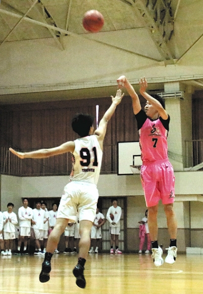 ３点シュートを放つ野沢主将（右）＝桜丘高で