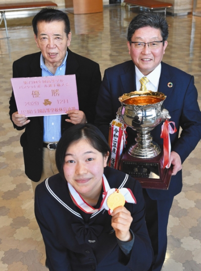 全国高校バスケットボール選手権大会で２連覇し、優勝報告に訪れた桜花学園高バスケットボール部の江村前主将（中）、井上真一監督（左）、若松幸雅校長＝中日新聞社で