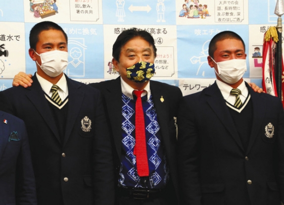河村市長（中）から激励を受けた原主将（右）と畔柳投手＝名古屋市役所で