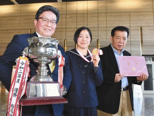 全国高校バスケットボール選手権大会で２連覇し、優勝報告に訪れた桜花学園高の（左から）若松校長、バスケットボール部の主将、井上監督＝中日新聞社で