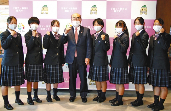 加藤市長（左から４人目）に活躍を誓う部員たち＝稲沢市役所で