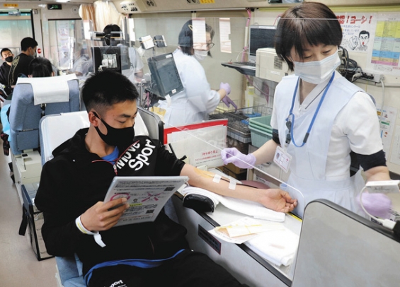 献血に協力する生徒ら=豊田市保見町の豊田大谷高で