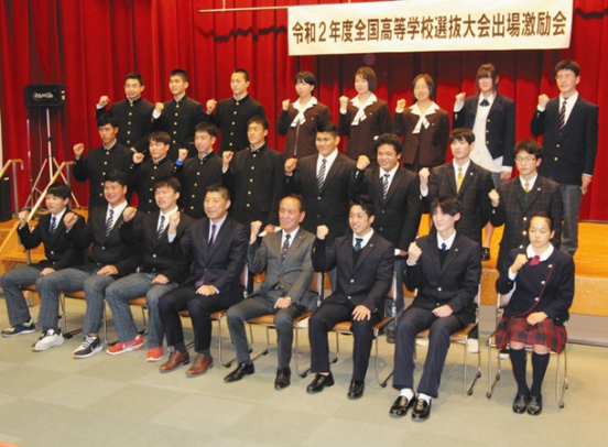 森市長（前列左から４人目）と早川議長（同５人目）に健闘を誓う選手たち＝四日市市諏訪町の市総合会館で