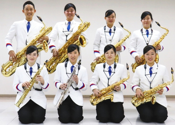 コンクールでの金賞グランプリを喜ぶ8人=安城市の安城学園高で