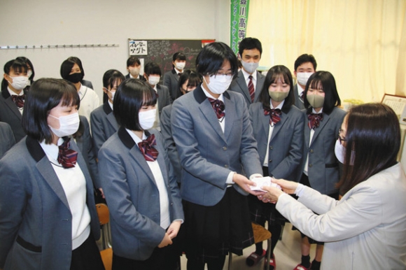 校内で集めたメッセージを神谷さん（手前右）に届ける豊川高の生徒たち＝豊川市の同高で