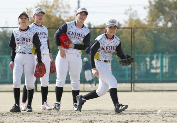 練習する啓明学館高女子硬式野球同好会のメンバー＝愛知県あま市で