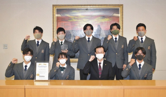 伊藤市長（前列右から２人目）に大会への意気込みや受賞の喜びを語った生徒たち＝春日井市役所で