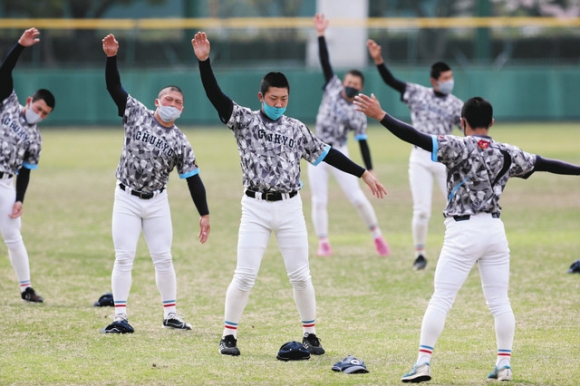 ストレッチをする中京大中京の選手たち＝兵庫県西宮市で（代表撮影）