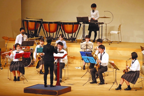 舞台で演奏する岐阜第一高吹奏楽部の部員＝各務原市のプリニーの市民会館で