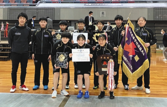 男女とも大活躍を見せた愛工大名電高フェンシング部の選手たち＝大阪市で