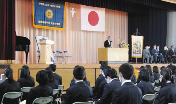 共学化して初めての入学式に臨む生徒と学校関係者ら=四日市市追分1の海星中・高で