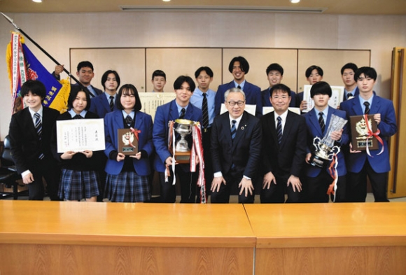 浅井市長（前列右から４人目）と笑顔を見せる日本拳法部の部員ら＝いずれも豊橋市役所で