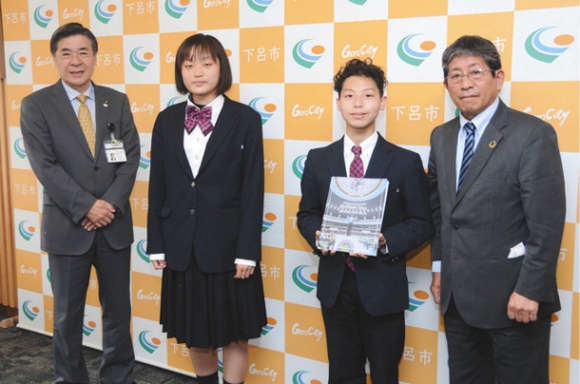 山内市長(左)に受賞を報告した、足立さん(左から2人目)と犬塚さん(同3人目)=下呂市役所で