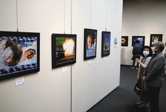 高校生らの躍動感あふれる作品も並んだ会場=豊川市桜ケ丘ミュージアムで
