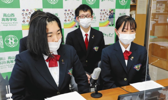 オンラインで質問に答える生徒たち=高山市下林町の高山西高で