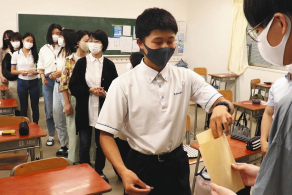 下校前に寄付をする生徒たち=長久手市の栄徳高で