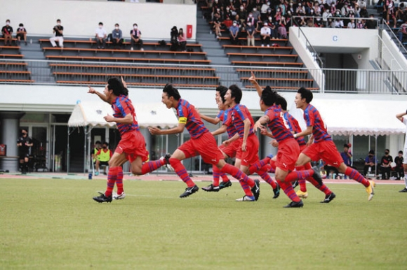 ＰＫ戦の末に優勝が決まり、駆けだす中京大中京イレブン＝愛知県豊田市の豊田市運動公園陸上競技場で（渡辺拓海撮影）