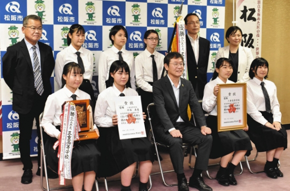 全国大会に出場する三重高弓道部の選手ら＝松阪市役所で