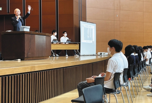 国際理解をテーマに講演する豊田通商の加留部会長（左端）＝昭和区の名古屋国際高で