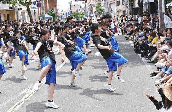 ダンスを披露する三重高ダンス部の生徒たち=松阪市日野町で