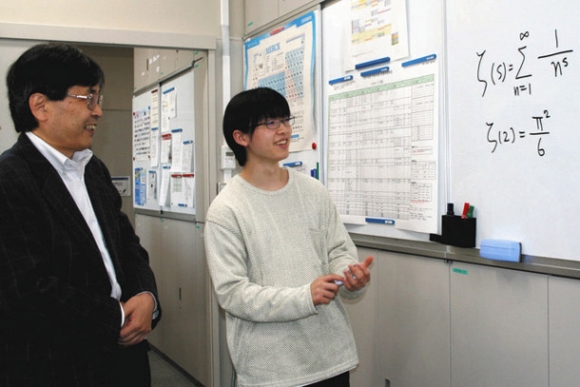 関数の書き方について、鈴木教授(左)に聞く大岩さん=名古屋市天白区の名城大で