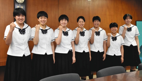 全国高校総合体育大会に向け意気込む選手たち＝多治見市役所で
