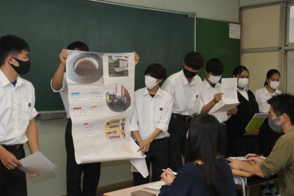 新商品のアイデアなどを発表する生徒たち=小牧市本庄郷浦の誉高で