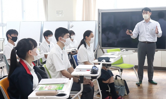村田さん(右)から医学部受験の心構えを学ぶ生徒ら=岐阜市野一色の岐阜東高で