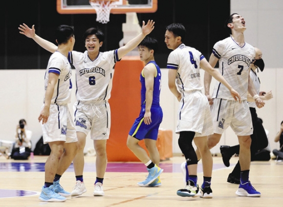 帝京長岡を破って初優勝し、喜ぶ中部大第一の選手たち＝アオーレ長岡で