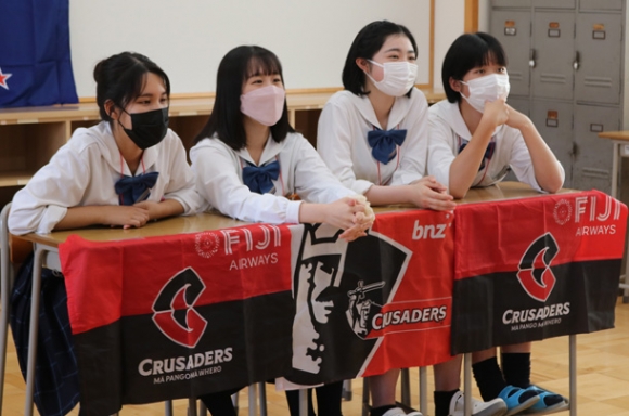 画面越しにニュージーランドの生徒とのオンライン交流を楽しむ富田高生=岐阜市で