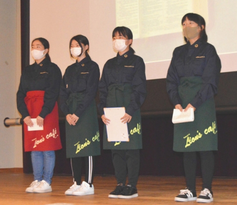 ビジネスデザインコンテストで実践してきた活動について発表する生徒たち=尾張旭市の名古屋産業大で