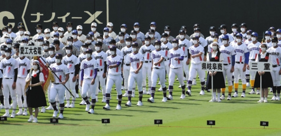 開会式で入場行進する愛工大名電ナイン＝甲子園球場で