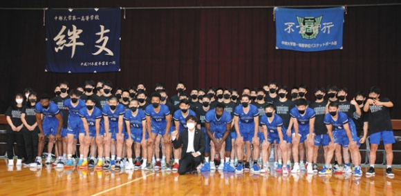 生徒たちに祝福の言葉をかけた近藤市長（中央）＝日進市三本木町で