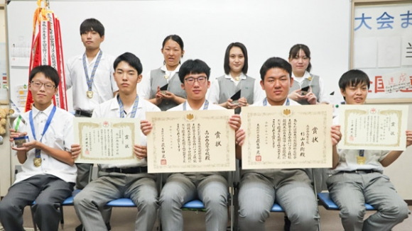 団体2連覇を達成した情報ビジネス部の部員たち=高山市下林町の高山西高で
