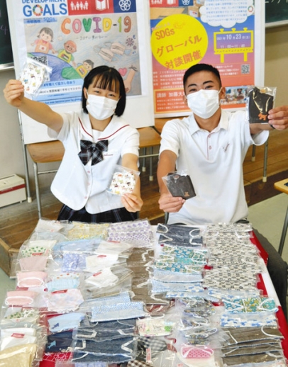 「カンボジアに手作りの布マスクを」と呼び掛ける山本さん(右)と平生さん=千種区の名古屋経済大市邨高で