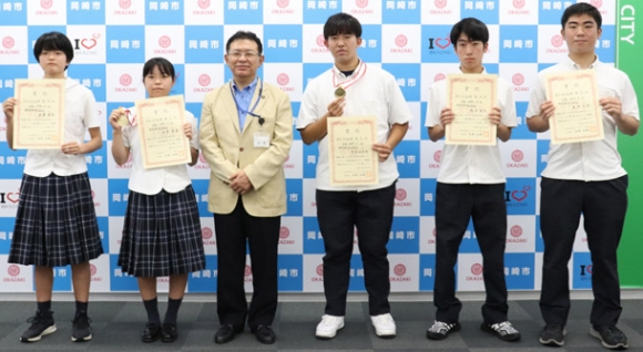 好成績を収めた岡崎城西高パワーリフティング部の選手ら＝岡崎市役所で