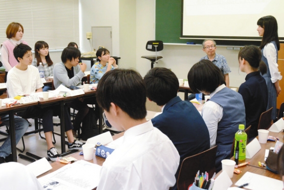 「名古屋空襲慰霊の日」の制定について意見交換する東邦高の生徒と名古屋市立大の学生ら=瑞穂区の同大滝子キャンパスで