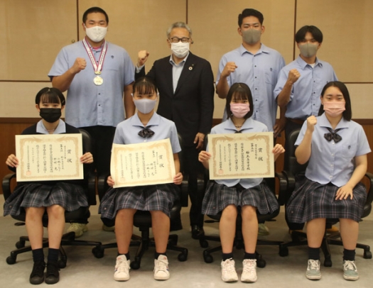 浅井市長（後列左から２人目）に全国大会の結果を報告した生徒たち＝豊橋市役所で