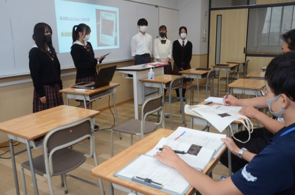 市職員を前に提案を披露する生徒＝愛西市持中町の清林館高で