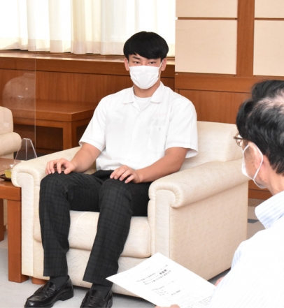 伊藤市長（右）にインターハイ準優勝を報告する近藤主将＝春日井市役所で