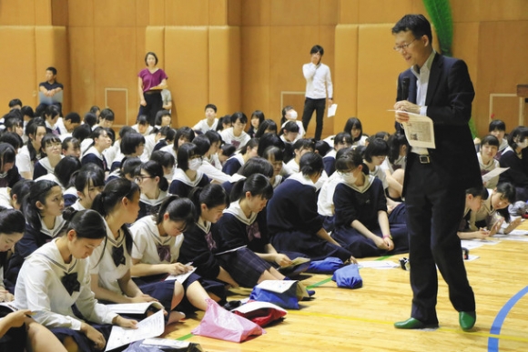 西野さん（右）の話を聞く生徒たち＝昭和区緑町の桜花学園高で