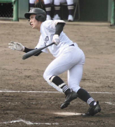 愛工大名電－中京大中京　３回に３ランを放つ中京大中京の赤山外野手＝熱田愛知時計１２０スタジアムで（谷大平撮影）